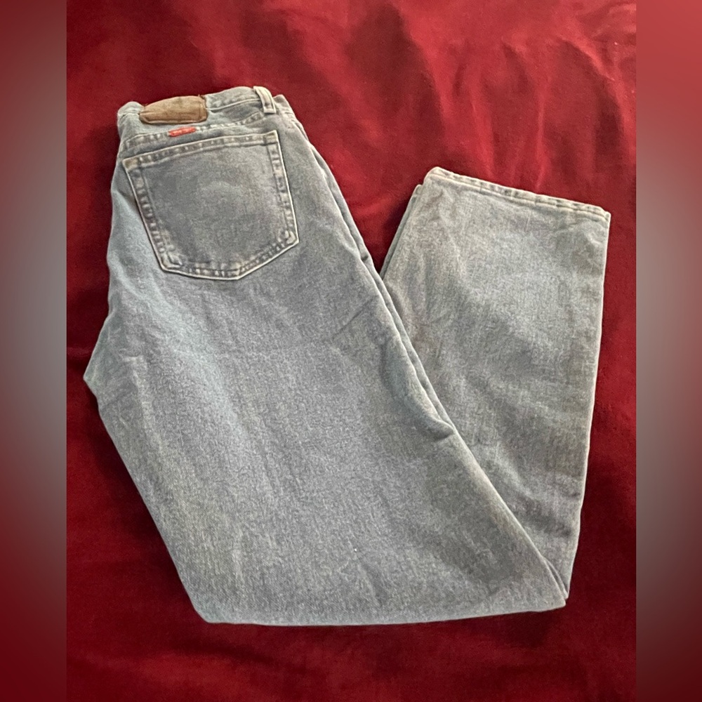 Wrangler jeans Regular fit. men’s size 33 x32 inches regular fit..Pre owned